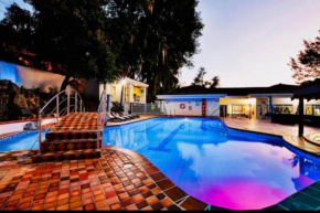 POBLADO TROPICAL 13 BEDROOM MANSION POOL JACUZZI AC BUTLER 5 MINUTES TO LLERAS